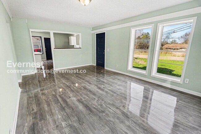 Foto del edificio - 3 Bed/2 Bath with Off-Street Parking / Vouchers Accepted / Available Now!