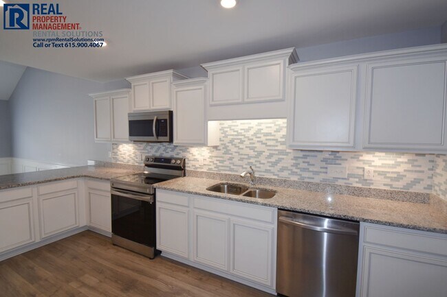 Foto del edificio - Gorgeous end unit 2 bedroom townhouse with garage! PLUS Loft!