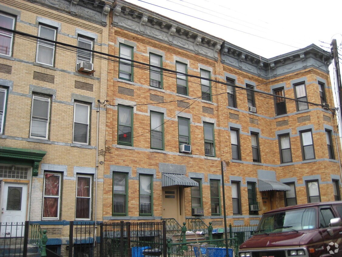 Foto principal - 1731 Harman St