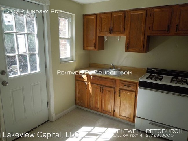 Foto del edificio - 2022 Lindsay Rd / Two Bedroom town home