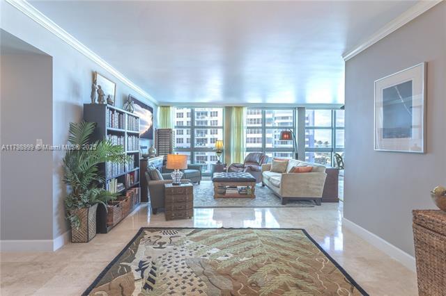 Foto principal - 5055 Collins Ave