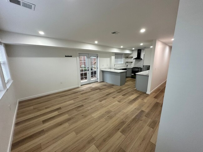 Foto del edificio - Newly Renovated 3BR Duplex