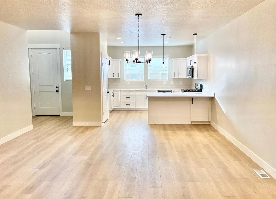 Foto principal - Upgraded Townhome in Willow Point – 3 Bed,...