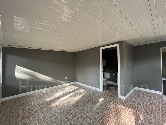 Building Photo - 4715 W Knights Ave