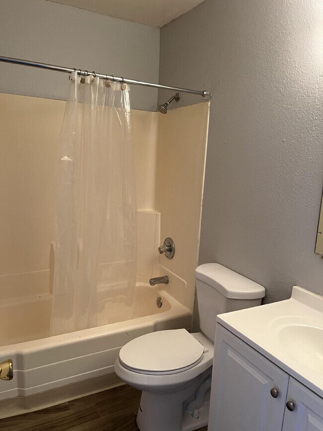 Building Photo - Updated 2BR/1BA | Private Patio | Great Lo...