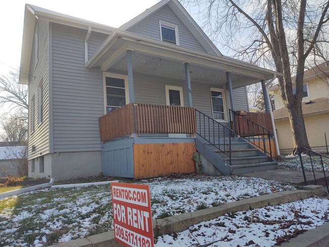 Building Photo - 3 Bedroom 1 Bathroom House in Davenport