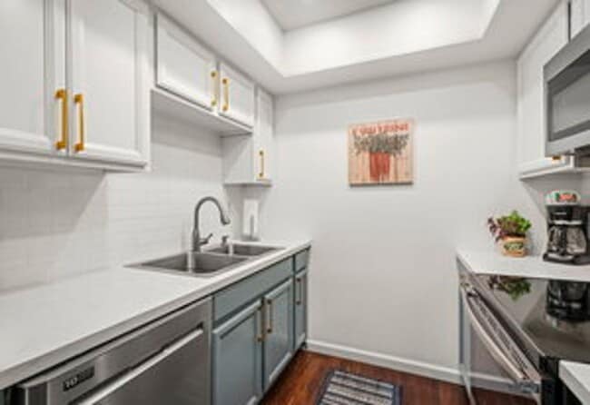 Foto del edificio - FULLY FURNISHED home available now.