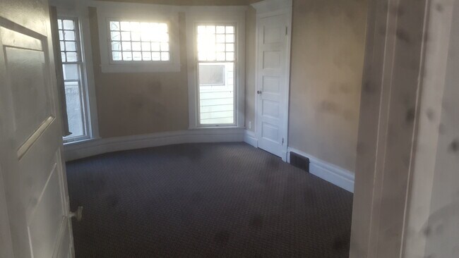 Bedroom - 314 E Downer Pl