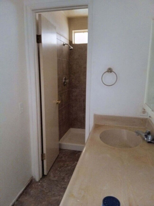 Building Photo - 3 Bedroom House Centrally Located