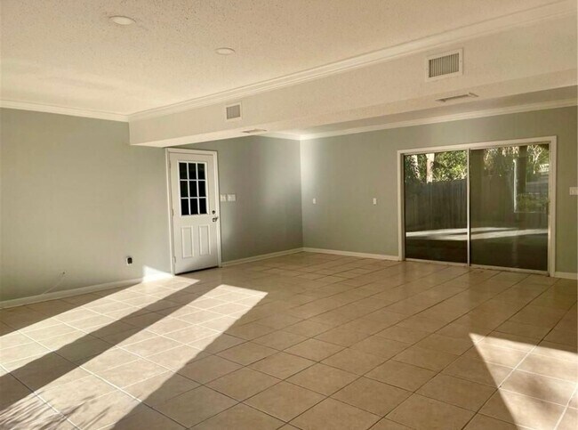 Building Photo - Stunning 4 bdrm & 4.5 bath home