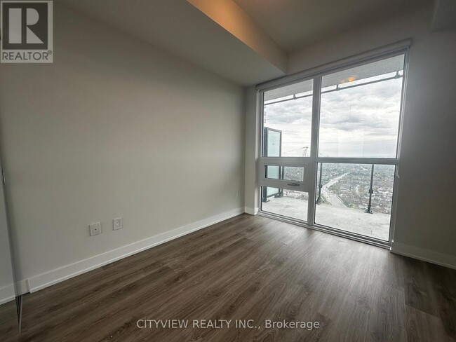 Photo du bâtiment - 430-3430 Square One Dr