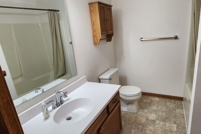 Baño 1, Planta Principal - 1216 Dale Ct NE