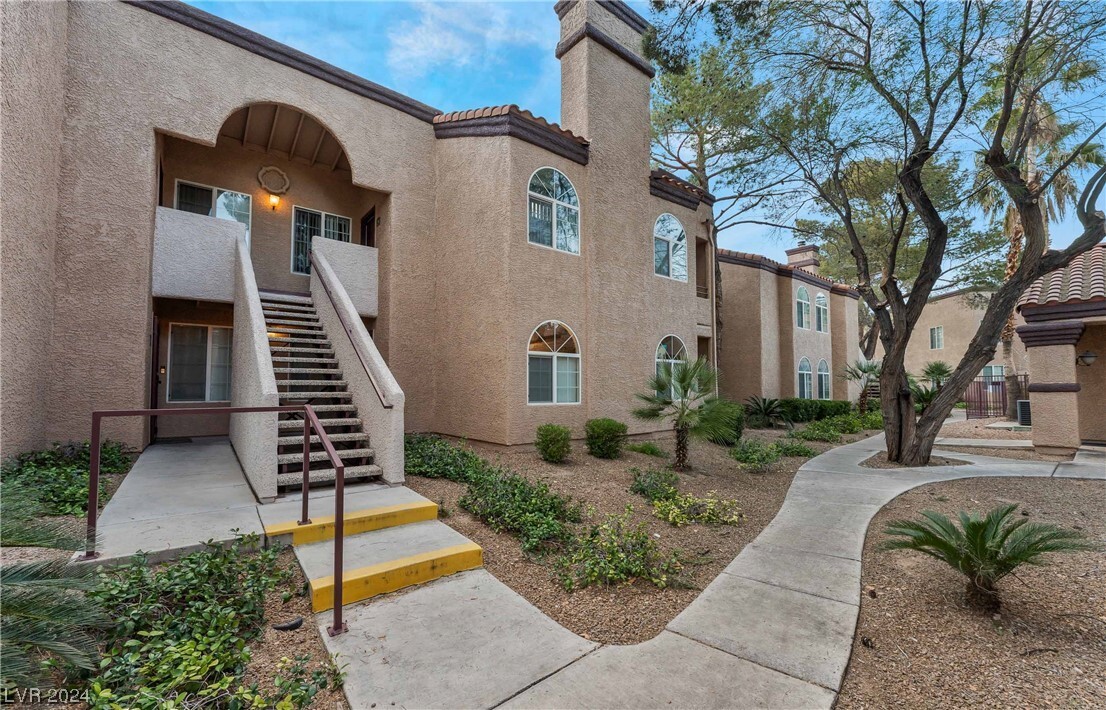 Foto principal - 9325 W Desert Inn Rd