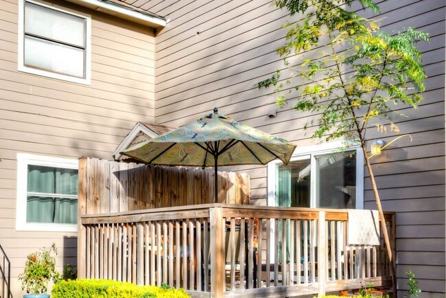 Foto del edificio - 5616 Emerald Forest Dr