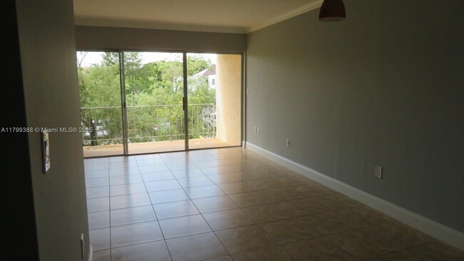 Building Photo - 9371 Fontainebleau Blvd