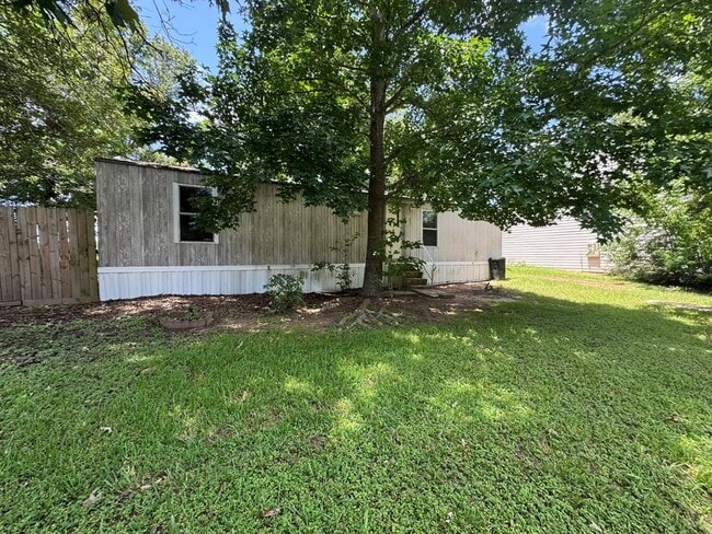 Building Photo - 16790 Meadowcroft St