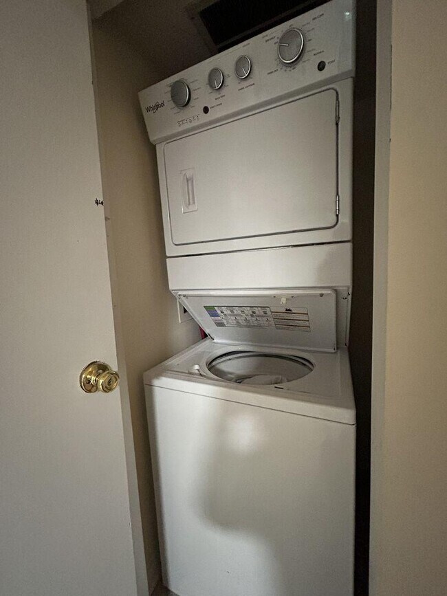 Building Photo - 1 bedroom in Chicago IL 60657