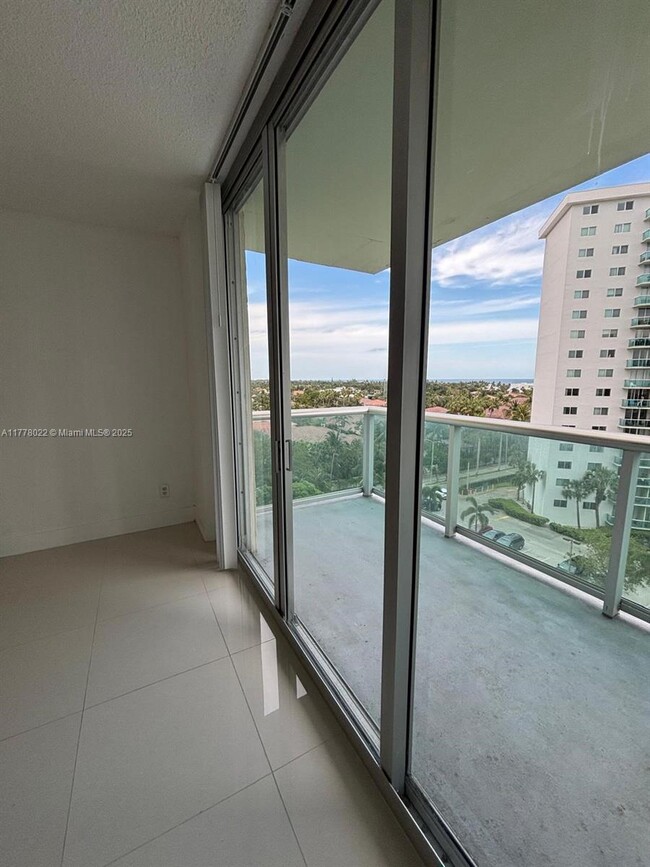 Foto del edificio - 19390 Collins Ave