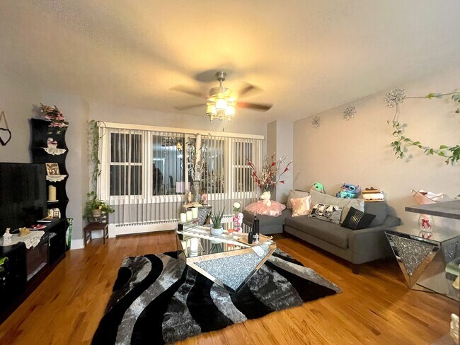 Building Photo - 4504 N Avers Ave