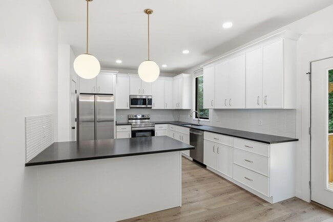 Modern New Construction in Hixson! 3 Beds, 2.5 Baths! Housing Voucher Accepted. - Modern New Construction in Hixson! 3 Beds, 2.5 Baths! Housing Voucher Accepted. House
