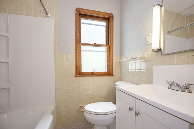 Foto del edificio - 3 Bedroom/1 bath Single House Maple Hts!!
