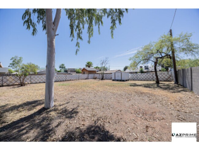 Building Photo - Discover this Charming 2/2 Phoenix House in Coronado Arts District!!