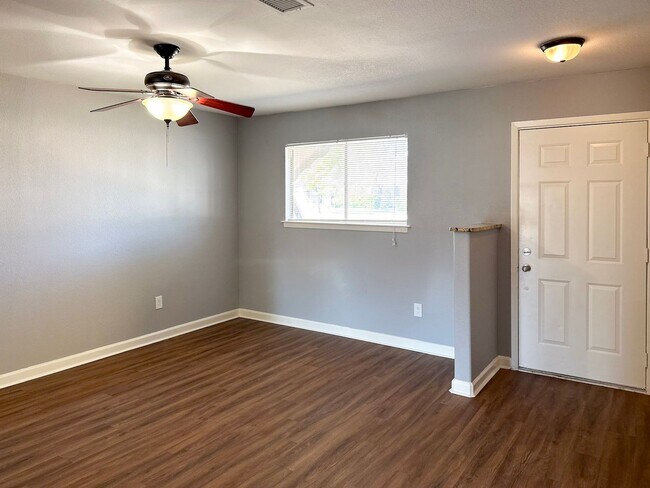 Foto del edificio - 3 Bedroom / 2 Bath