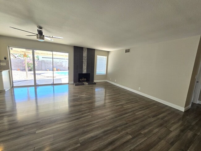 Building Photo - 4 Bedroom Single Story Home with Pool