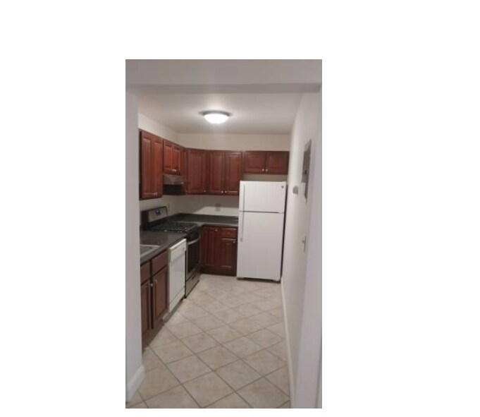 Primary Photo - 140 Kenrick St