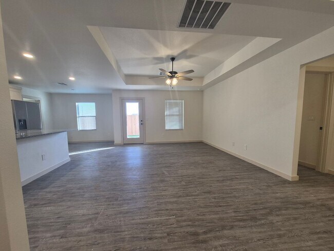 Foto del edificio - New Construction in Elm Meadows
