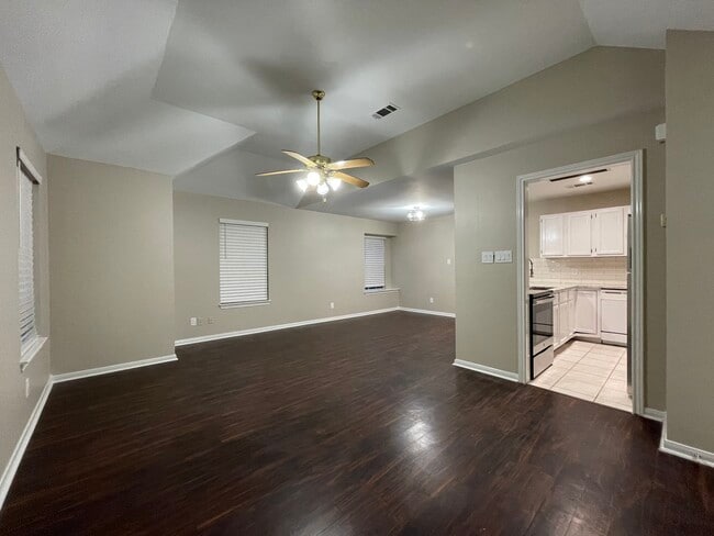 Hermosos apartamentos de 1 habitación, 1 1/2 baños - 1159 Lovett St