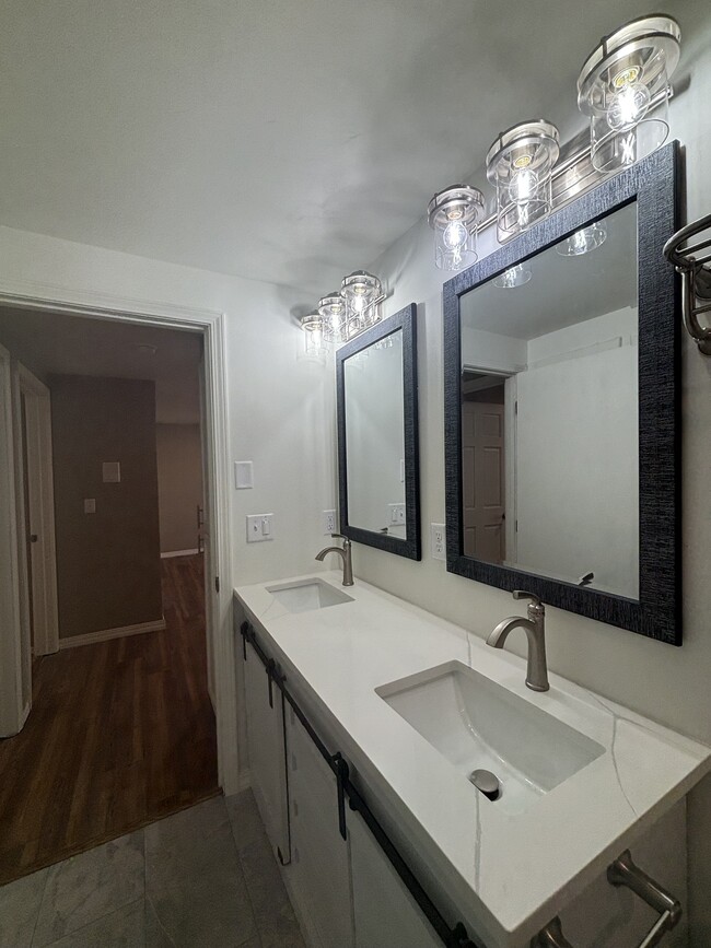 Dual vanity with quartz countertops - 736 Schoen St