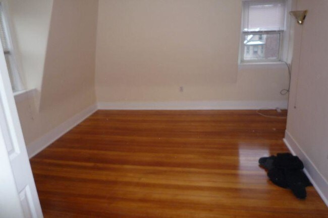 Building Photo - 8A Forest St