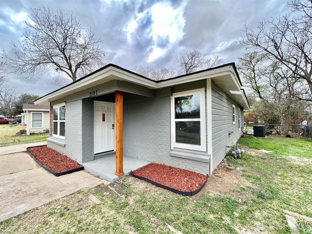 Building Photo - 2107 Hedgerow St