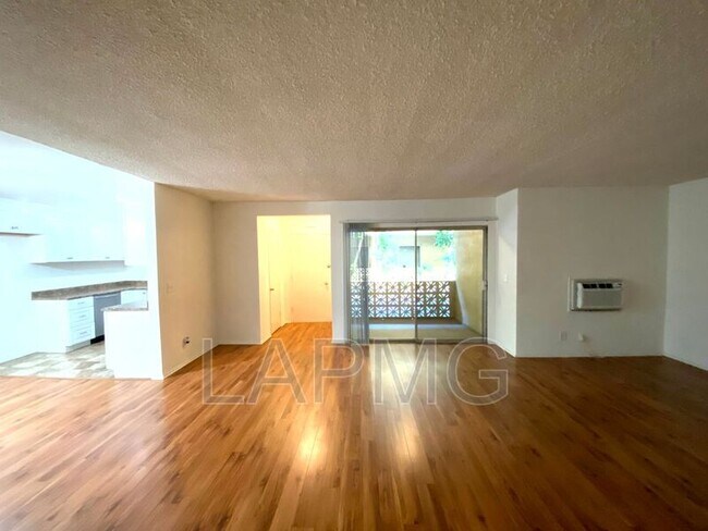 Building Photo - 5452 Lindley Ave