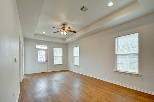 Foto del edificio - 12 Colburn Ave