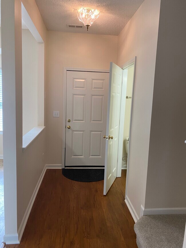 Foto del edificio - 102 Watertree Ln