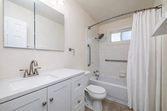 Building Photo - 2501 A Ave