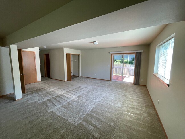 Foto del edificio - Beautiful Spacious 4 Bedroom 2.75 Bathroom Home in Quiet Coupeville Neighborhood!