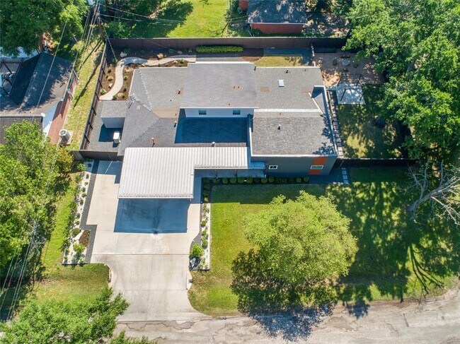 Building Photo - 9400 Spring Branch Dr