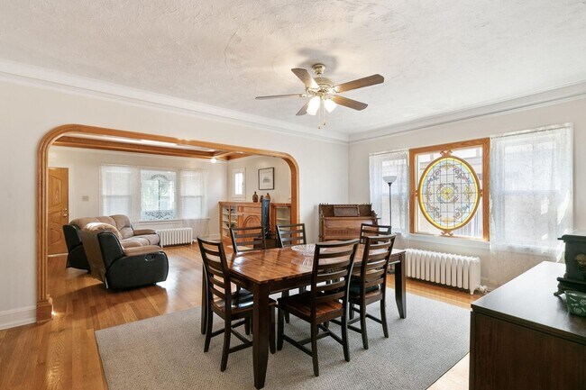 Building Photo - Charming 5-Bedroom Bungalow a Block from S...