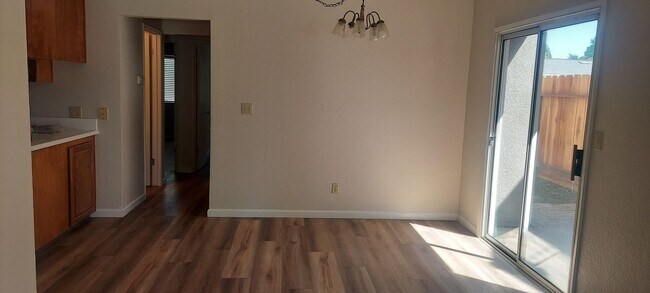 Foto del edificio - 3096 Beverly Ct