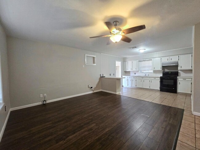 Building Photo - 140 Alaska St