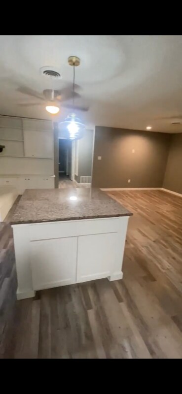 Building Photo - 5402 NW Sherwood Dr