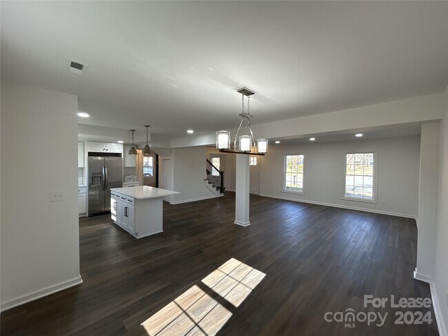 Foto del edificio - 5406 Barrington Dr