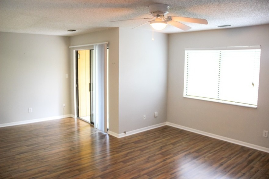 Living room - 13367 Arbor Pointe Cir