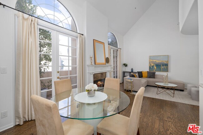 Foto del edificio - 930 N Doheny Dr