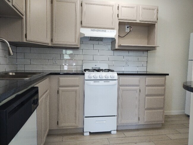 Foto del edificio - 1312 S Quaker Ave