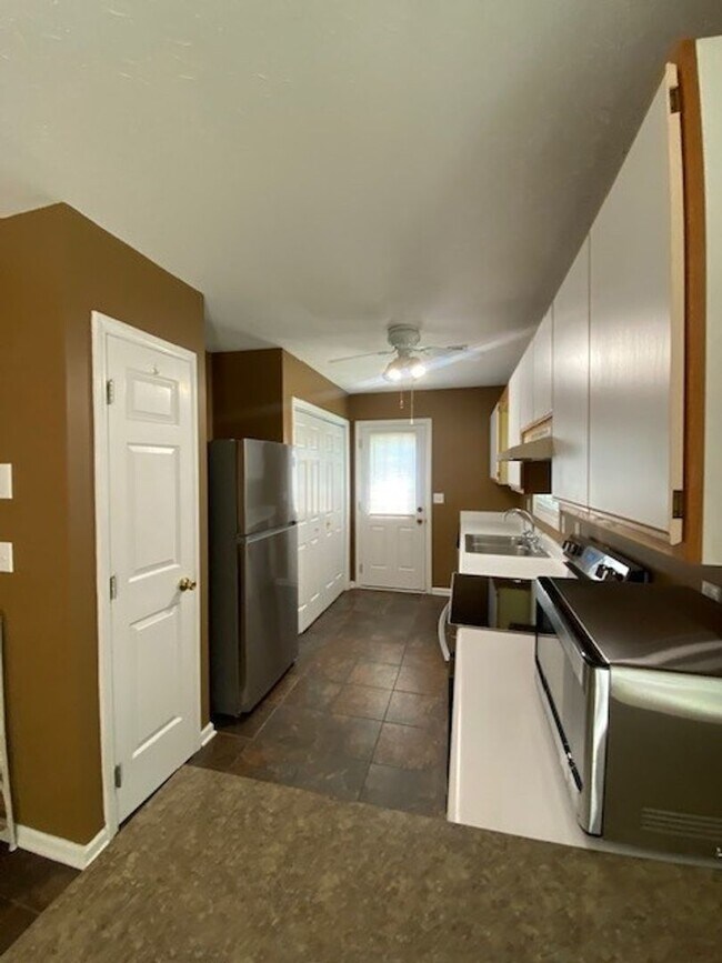 Building Photo - Welcome to this stunning 3-bedroom, 2-bath...