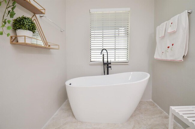 Foto del edificio - 5630 Fairdale Ln